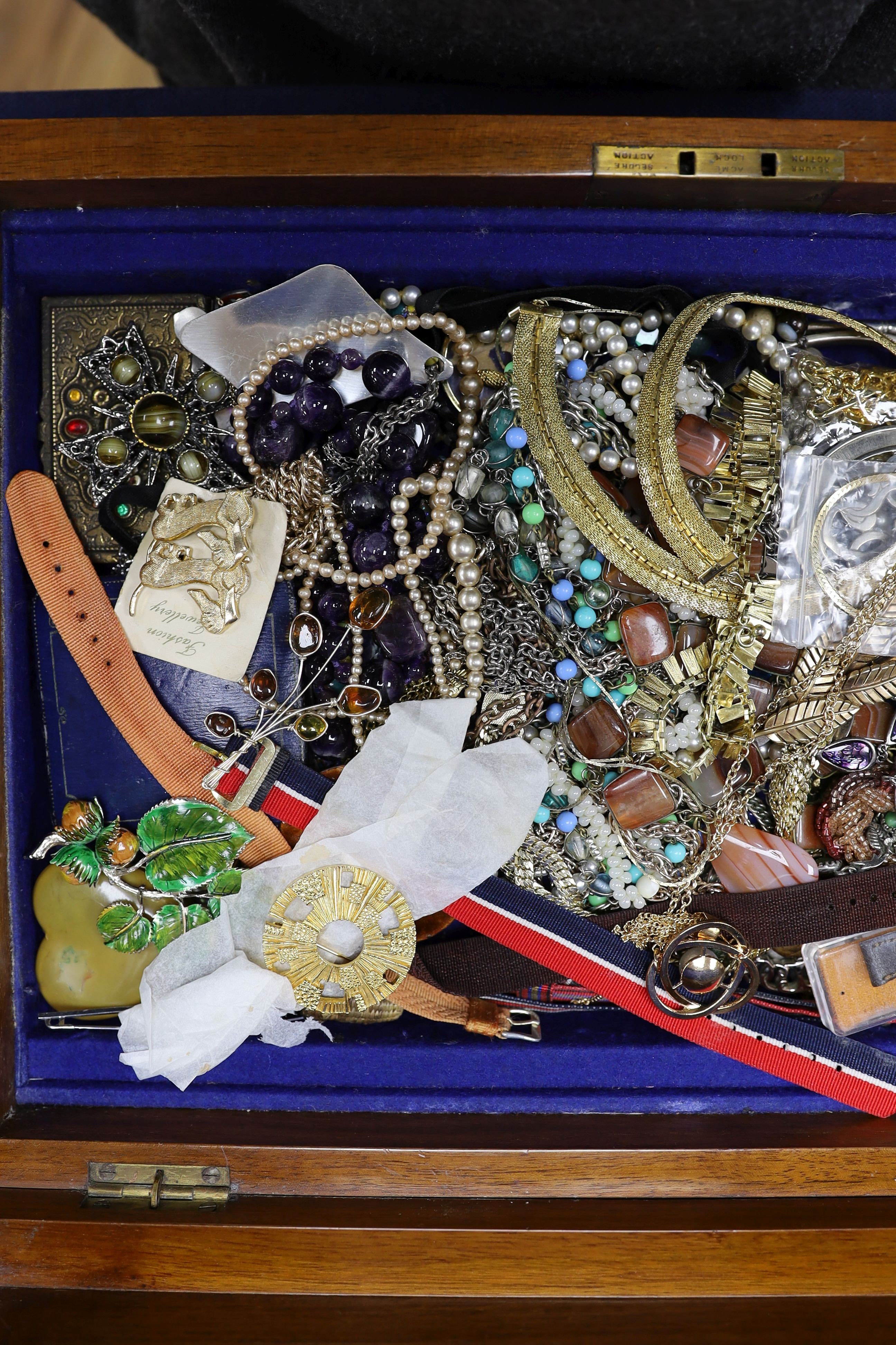 A quantity of assorted costume jewellery.